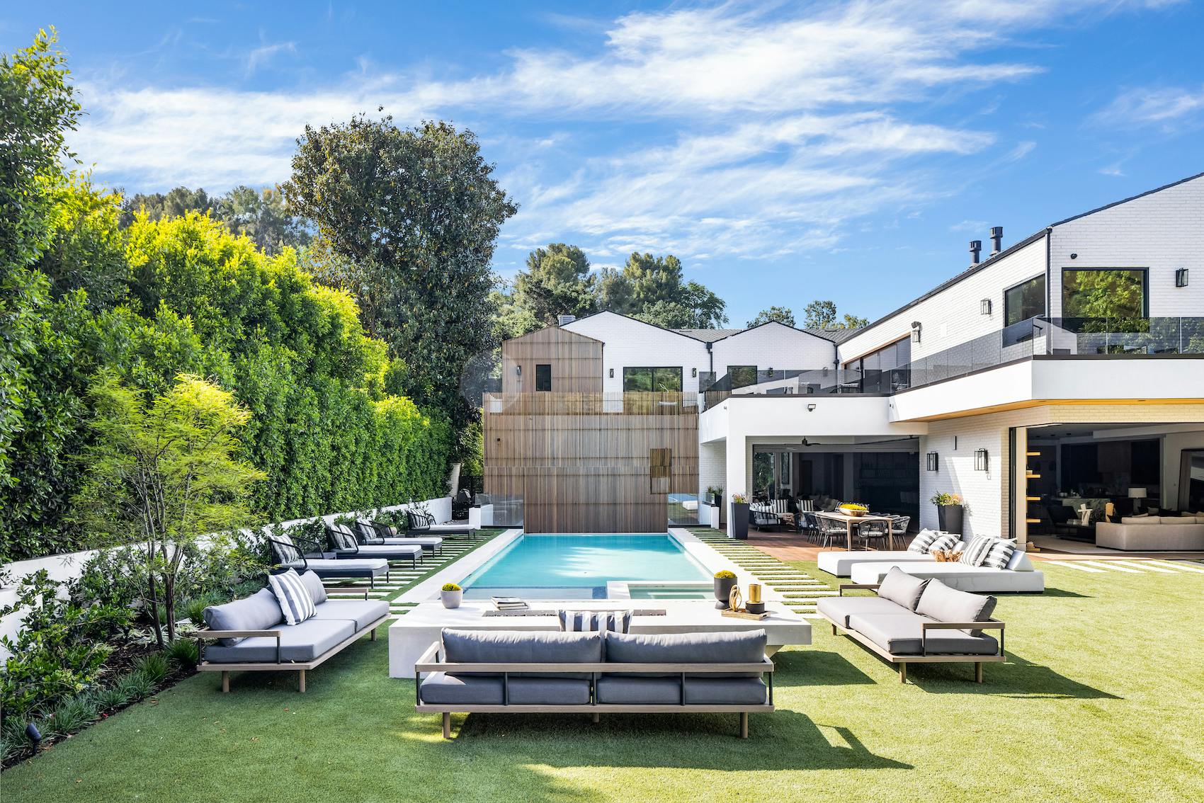 Meridith-Baer-Home-Home-Staging-Southern-California-Woodvale-Estate-Luxury-Homes-Modern-and-Contemporary-Backyard-Exterior
